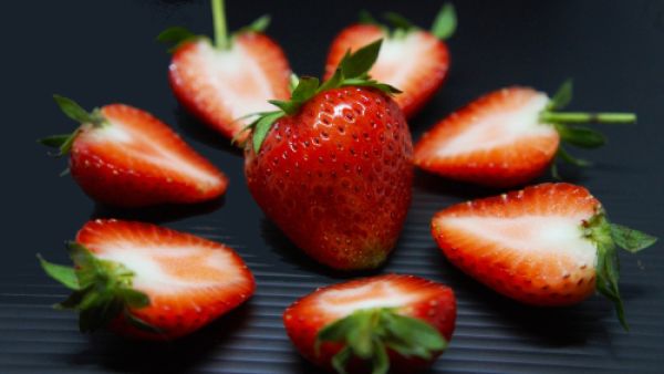 يُنصح بتمرير نصف حبة من الفراولة على الأسنان يومياً (shutterstock.com)
