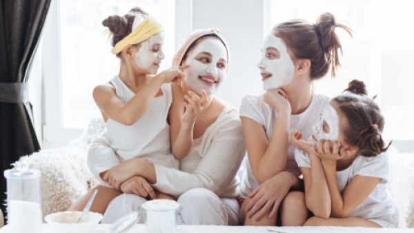 إن خليط نشا الذرة والخل من العلاجات المنزلية الشهيرة للرؤوس السوداء (shutterstock.com)
