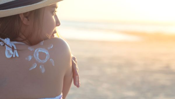 سيعمل هذا الواقي الشمسي على يحمي بشرتك من أشعة الشمس وترطيبها  (shutterstock.com)
