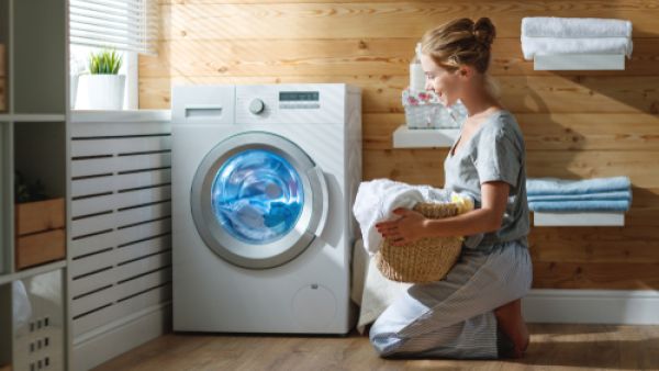 للحفاظ على طول عمر الغسالة لا بد من اتباع تعليمات الغسيل (shutterstock.com)
