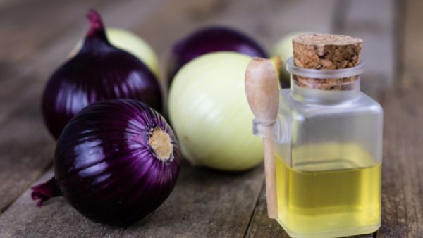 يستخرج عصير البصل من نبتة البصل ذات الرائحة القوية (shutterstock.com)
