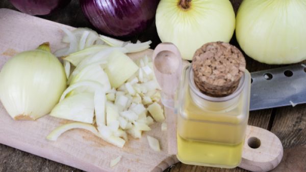 يقوي عصير البصل الأعصاب لاحتوائه على معدن الكبريت (shutterstock.com)

