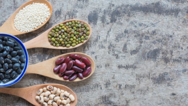 تشمل قائمة الأطعمة الغنية بالألياف العديد من الخضروات وفواكه والحبوب والبقوليات (shutterstock.com)
