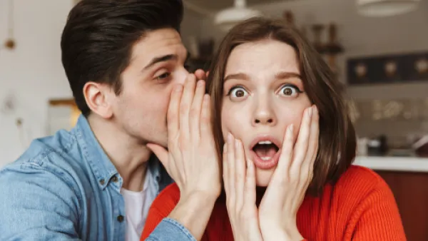 ذا أردت أن تعرف مدى قوة علاقة الدلو بك يجب أن تقيّم حجم الأسرار التي تعرفها عنه (shutterstock.com)
