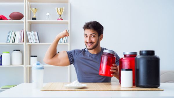 تعد مكملات الفيتامينات المتعددة من أهم المكملات الغذائية سواء للرياضيين أو حتى للأشخاص غير الرياضيين (shutterstock.com)