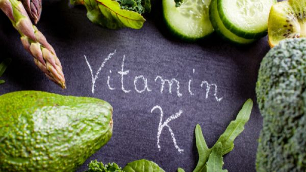 يساعد الفيتامين K على خفض أمراض القلب، وإبقاء العظام قويّة (shutterstock.com)
