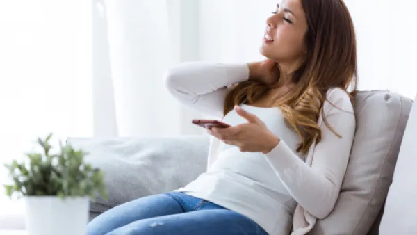 الرقبة هي أكثر أجزاء العمود الفقري حركة فهي تحمل 15% من وزن الجسم  (shutterstock.com)
