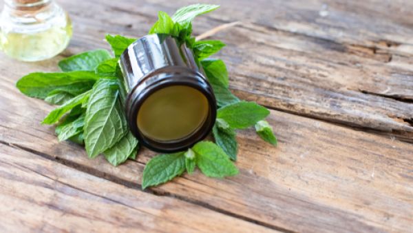 ماسك النعناع لتحصلين على بشرة خالية من التشققات (shutterstock.com)
