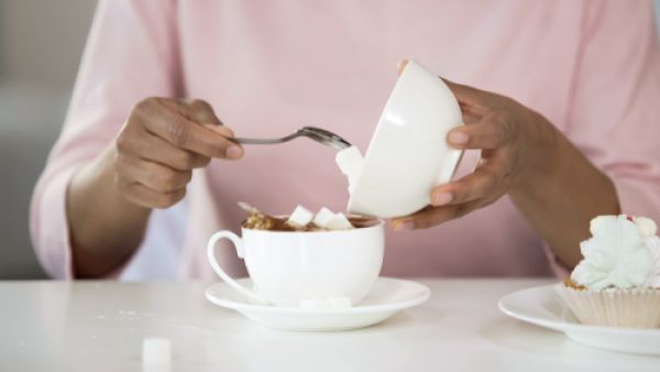 السكر أحد الإضافات غير الصحية التي تضيفها يوميا علي مشروباتك (shutterstock.com)
