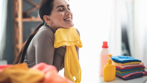 نقدم لك أسهل طريقة لصناعة معطر الملابس في بيتك (shutterstock.com)
