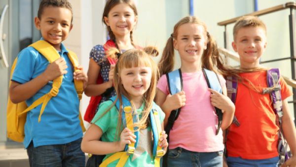 اختاري الحقيبة المدرسية التي تناسب جسم صفلك طولاً ووزناً (shutterstock.com)
