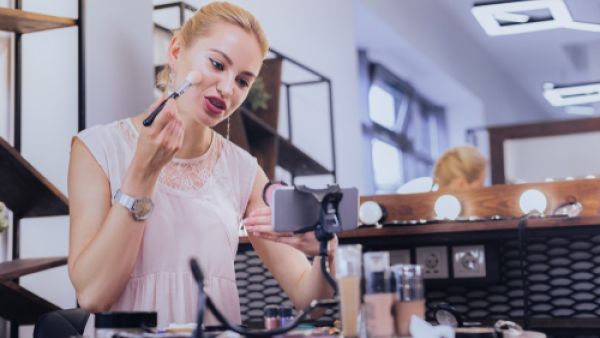 ضرورة استخدام كريم أساس أغمق بدرجة واحدة من لون البشرة الفاتحة (shutterstock.com)
