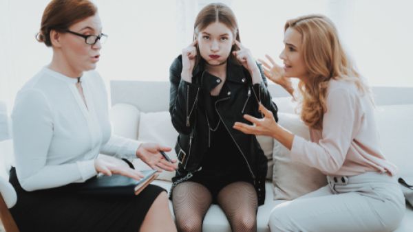 يكره برج الدلو الأشخاص المملين والتقليديين والتحدث عن الماضي والقيل والقال (shutterstock.com)
