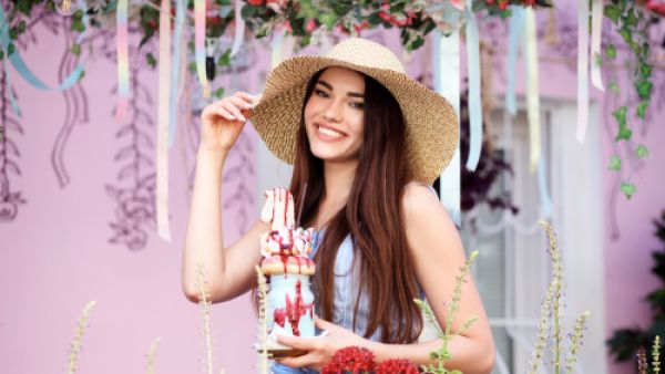  هناك زيوت طبيعية تلعب دور فعال في نمو الشعر مثل زيت الروزماري والنعناع (shutterstock.com)
