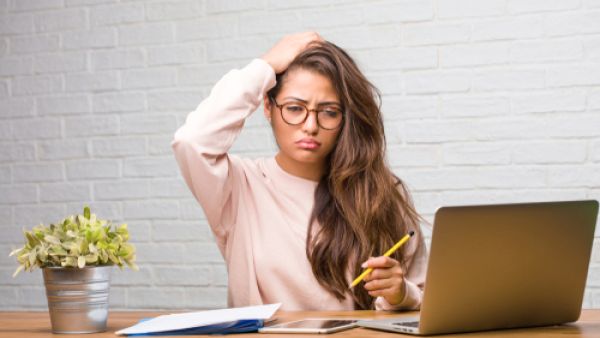 هناك عدة أسباب لمشكلة "النسيان المتكرر" (shutterstock.com)
