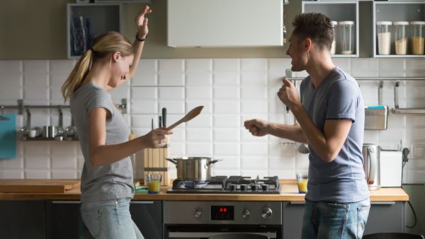 الإستماع للموسيقى، الغناء في المنزل أو السيارة والرقص، سيطلق طاقة تجعل الزوجان في مزاج أفضل (shutterstock.com)
