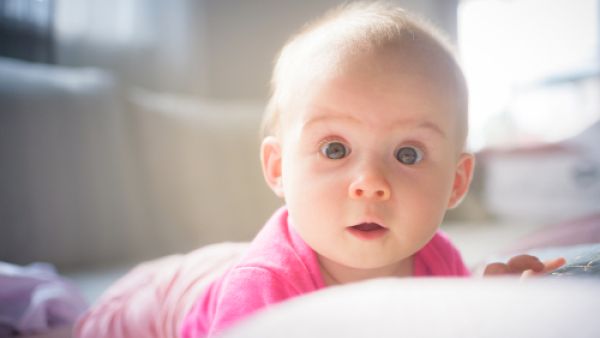 على الأم تجنب إعطاء طفلها أي مضادات حيوية دون استشارة الطبيب (shutterstock.com)
