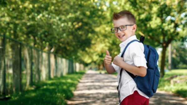 من الضروري أن يساعد الآباء أولادهم في تنظيم النوم قبل بدء الدراسة (shutterstock.com)
