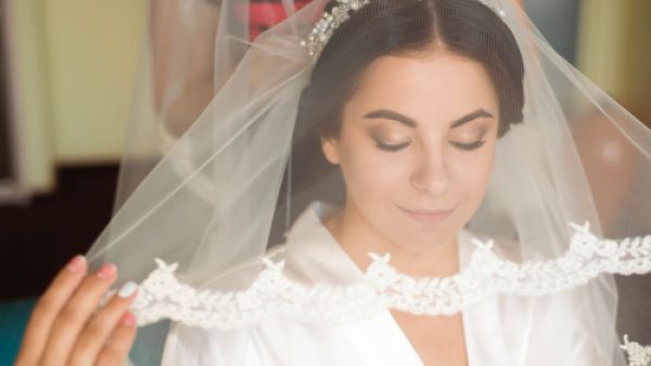 يعتبر العسل من أفضل المرطبات الطبيعية للجلد لذا اعتمديه قبل موعد زفافك  (shutterstock.com)
