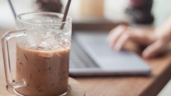 يمكن تناول بودرة الكاكاو في عدة صور منها تناول شراب الكاكاو البارد (shutterstock.com)
