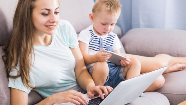 ننصح الأم العاملة بالتسوق عبر الإنترنت كوسيلة لتوفير الوقت (shutterstock.com)
