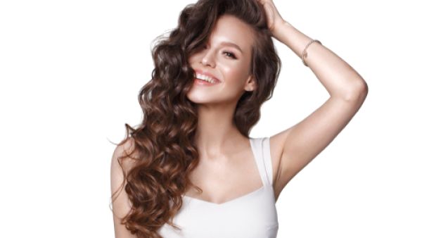 لثبات الروج ضعي تحديد الشفاه ثم ضعي عليه بودرة (shutterstock.com)
 