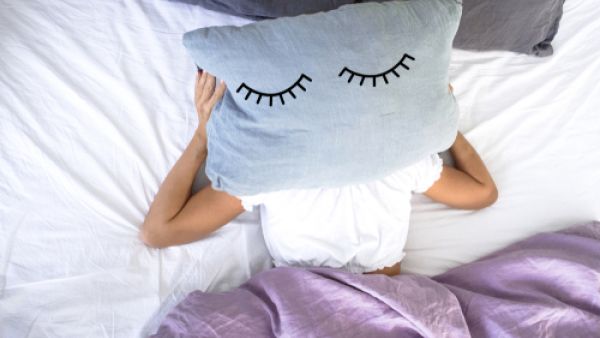 عرض نفسك إلى الضوء الطبيعي يومياً، فهو يساعد على النوم ليلاً (shutterstock.com)
