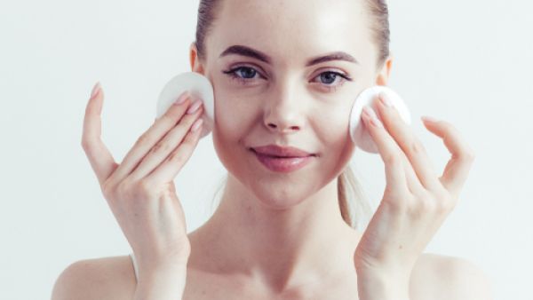 من المعروف أن مستحضرات المكياج تحتوي في العادة على مواد قد تسبب الجفاف للبشرة (shutterstock.com)
