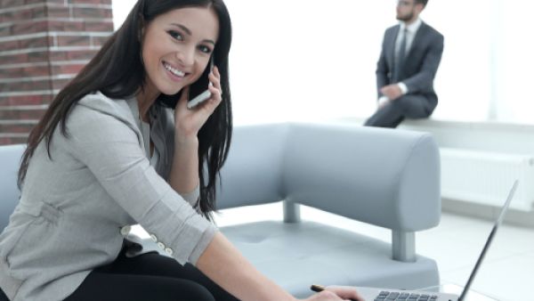 يمكن للمستخدم أن يضبط هاتفه على خاصية خفض الطاقة (shutterstock.com)

