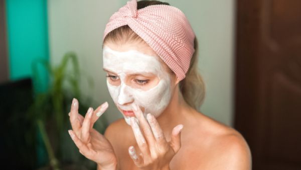  نقدم لكِ وصفة لتطبيقها قبل المكياج لبشرة صافية (shutterstock.com)
