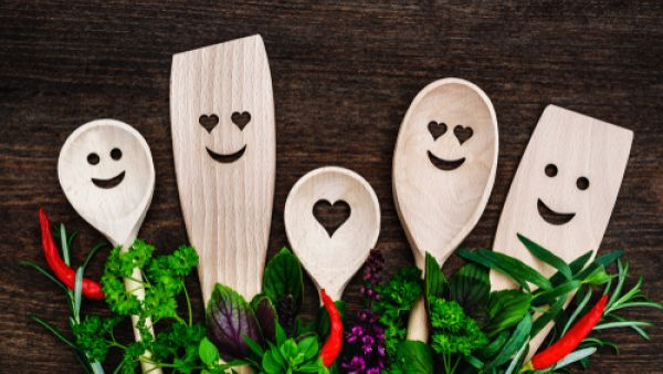 هناك بعض الأعشاب الطبيعية التي قد تخفف من حدة أعراض الإرهاق المزمن (shutterstock.com)

