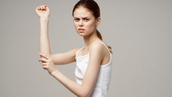 10 تقنيات سهلة وفعالة للغاية لمساعدتك على تغذية بشرتك وإزالة البقع الداكنة. (shutterstock.com)
