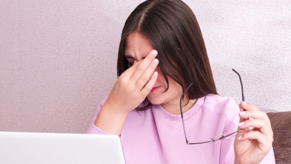 تشخيص وعلاج جفاف العين غالبا ما يكونان معقدين (shutterstock.com)
