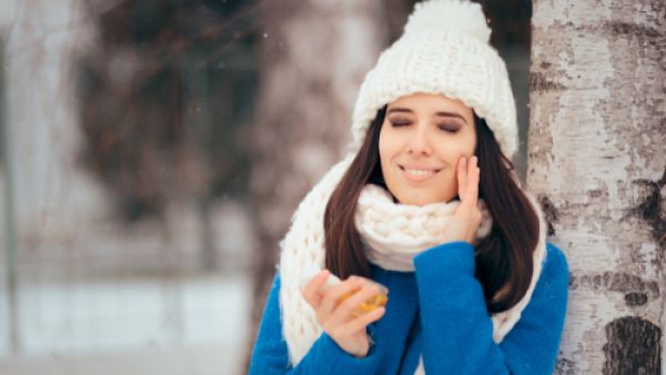 لا بد من الحفاظ على البشرة باستخدام قفازات اليدين والملابس المصنوعة من الصوف (shutterstock.com)
