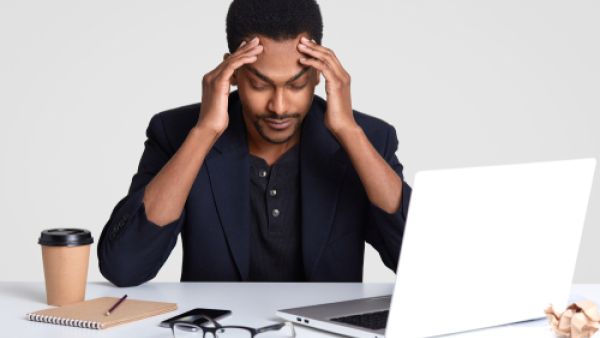 أعراض التعب والإجهاد ناتجة عن زيادة اعباء العمل والإجهاد  (shutterstock.com)
