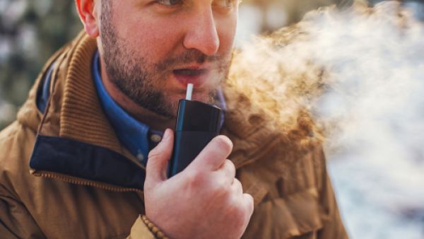 ما الفرق بين تدخين السجائر العادية، والسجائر الإلكترونية على صحة الإنسان؟ (shutterstock.com)
