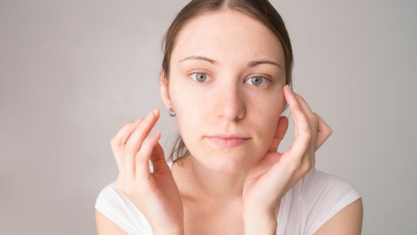 بياض البيض يحارب البشرة الشاحبة والخطوط الغائرة بالوجة (shutterstock)