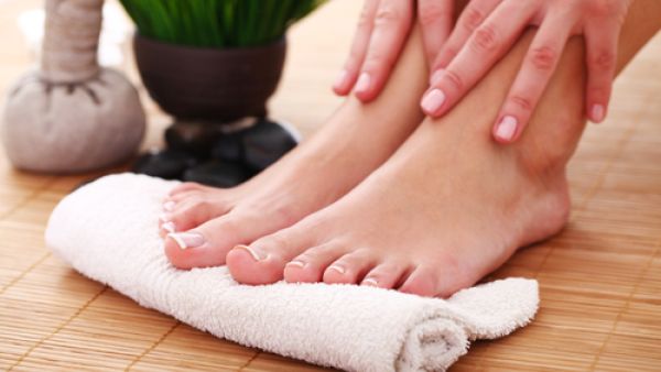 يفضل بعد تلك الخطوة ارتداء الجوارب القطنية لعناية فائقة (shutterstock.com)
