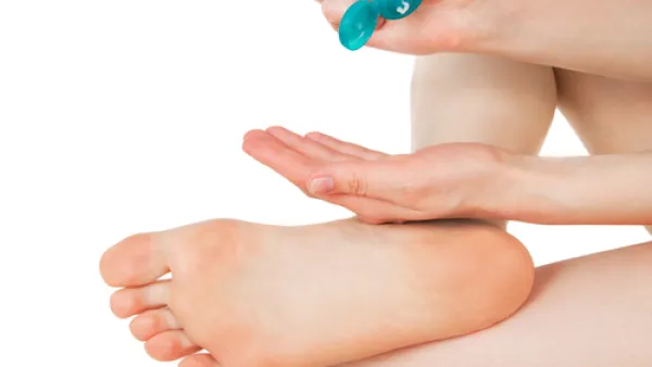 الجليسرين يعمل على ترطيب الكعب ويمنحه ملمساً أملساً
