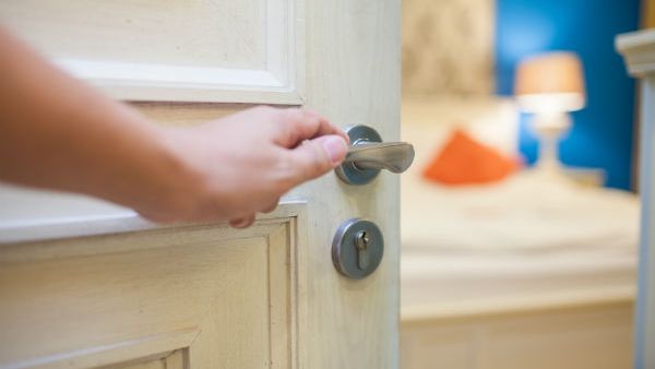 ترك باب الغرفة مفتوحًا أثناء النوم يساعد الفرد على النوم بشكل أفضل (shutterstock.com)
