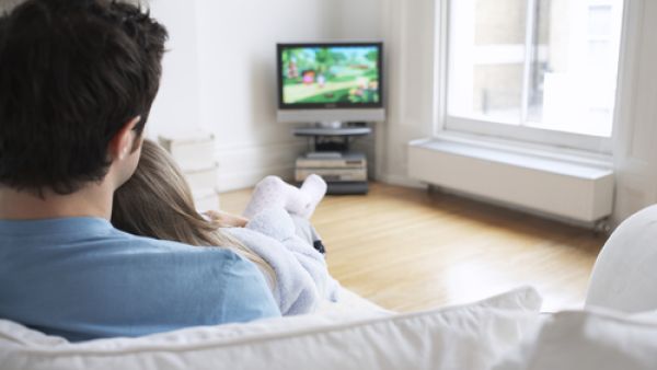 عندما يشاهد الإنسان البالغ أفلام الكرتون يشعر بالسعادة (shutterstock.com)
