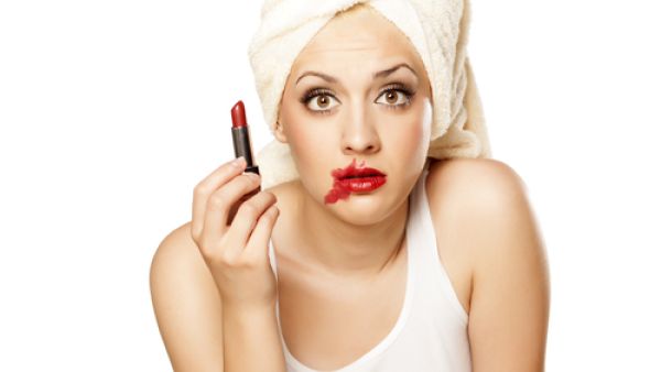 احذري منشراء أحمر الشفاه من دون اختبار مدى ملاءمته للون بشرتكِ (shutterstock.com)