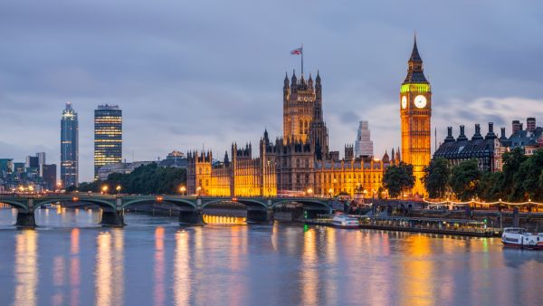 London's Westminster Bridge and Houses of Parliament. (Shutterstock)