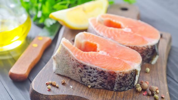  تناول حصتين في الأسبوع من الأسماك قد يساعد على الحد من خطر الإصابة بقصور القلب (shutterstock.com)
