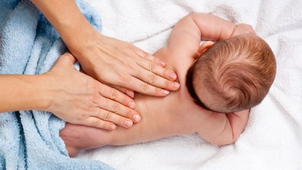 تمليح الوليد أي فرك جلده بالملح (shutterstock.com)
