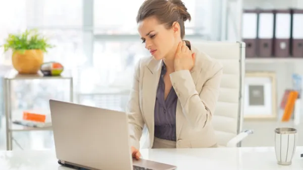 يجب أن نقوم بتحريك الرأس فى كل الاتجاهات كل ساعتين (shutterstock.com)
