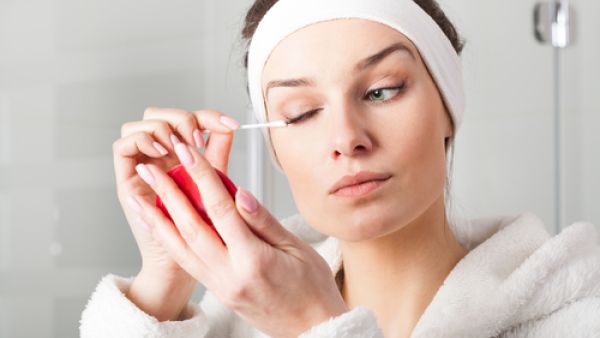 يمكن الاستعانة بالحليب السائل لإزالة المكياج بطريقة سهلة (shutterstock.com)
