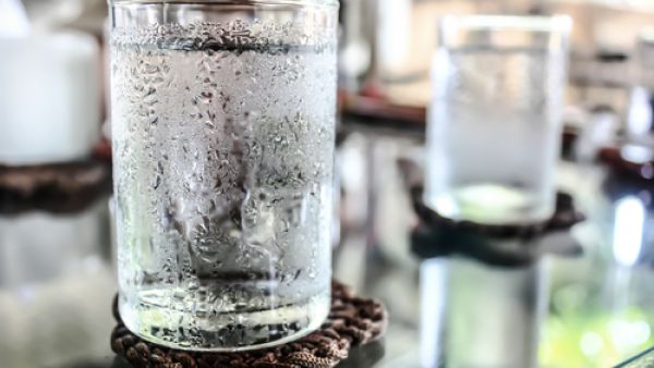 احذر شرب الماء البارد دفعة واحدة