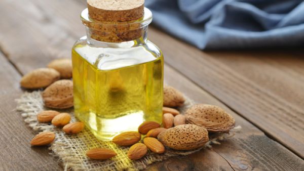 يعتبر زيت اللوز من المكونات الطبيعية التي تدخل في تركيبة العديد من مستحضرات التجميل والعناية بالبشرة