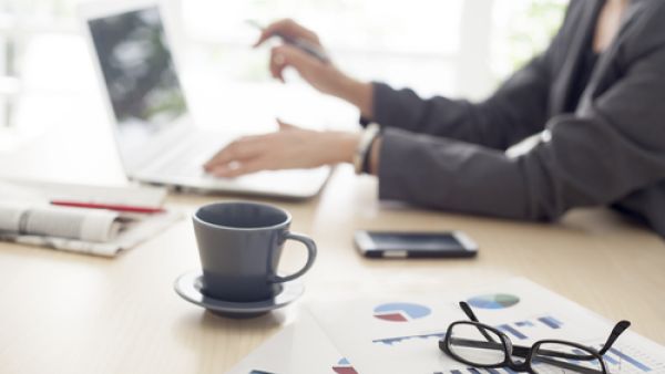تعطي الأكواب المتسخة على مكتبك انطباعا بأنك شخص مهمل (shutterstock.com)
